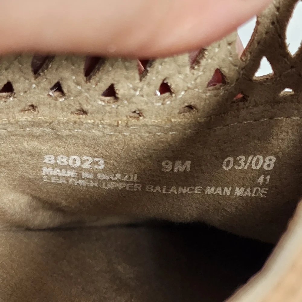 Clarks laser-cut tan leather slip-on mules womens size 9 - Picture 14 of 14